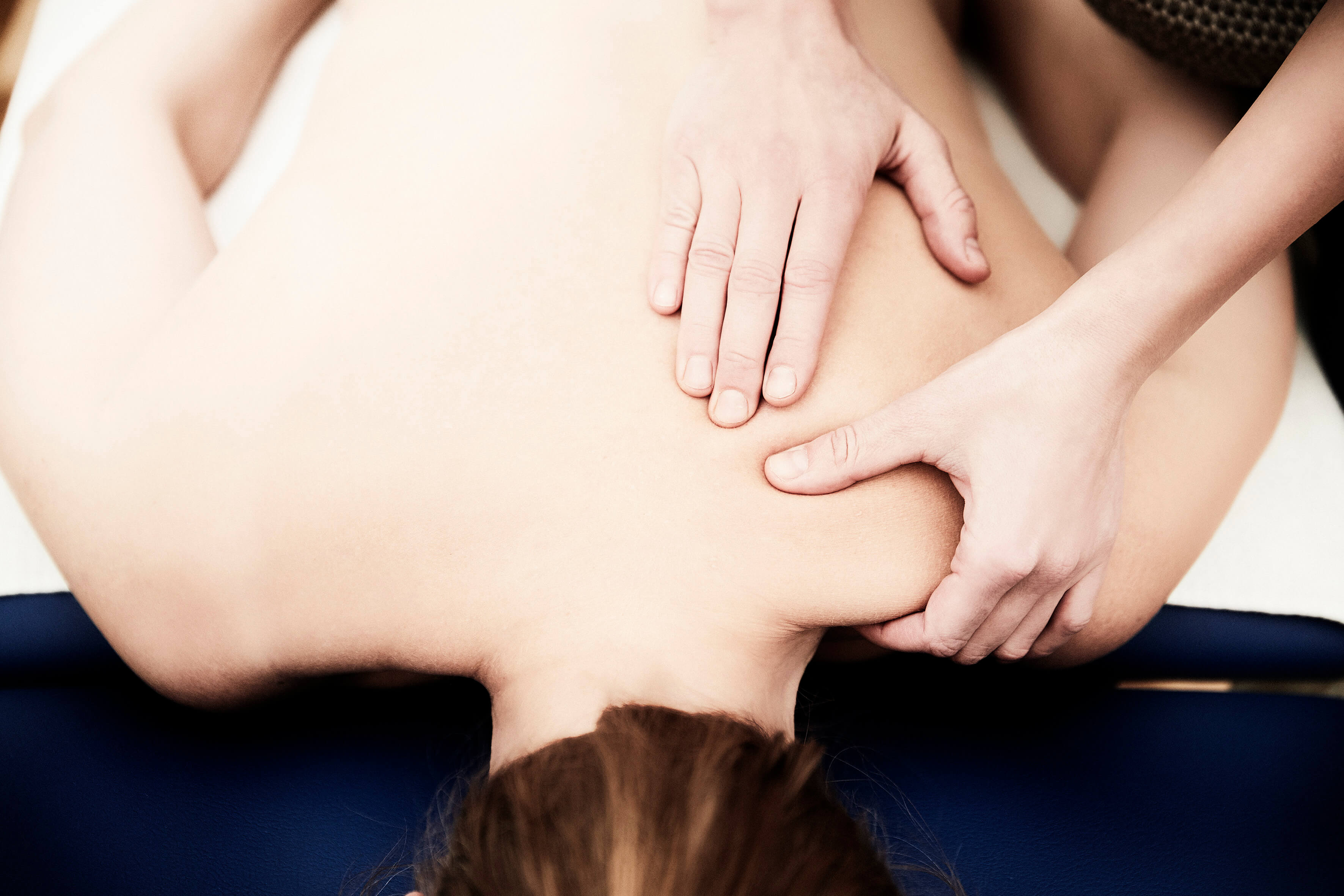 Osteopati og fysioterapi til behandling af nakke, skulder og ryg